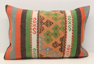 D136 Kilim Pillow Cover